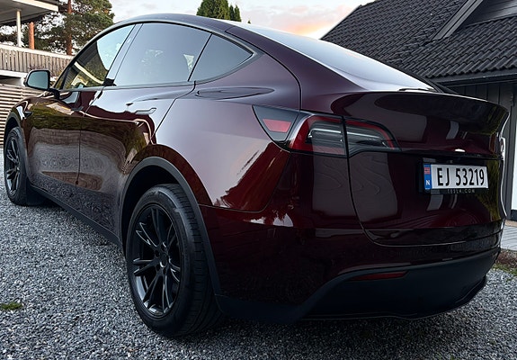 Tesla Model Y 9 of 25