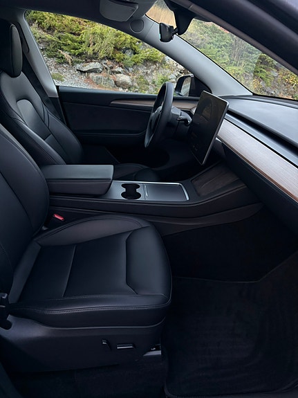 Tesla Model Y 18 of 25