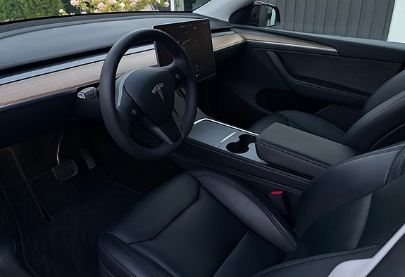 Tesla Model Y 23 of 25