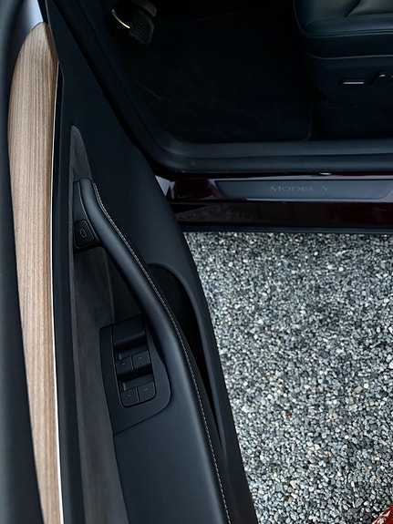 Tesla Model Y 21 of 25