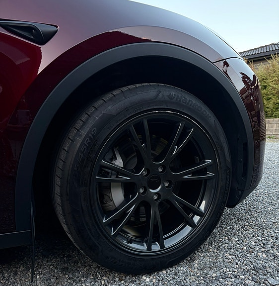 Tesla Model Y 6 of 25