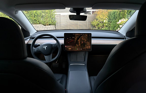 Tesla Model Y 16 of 25