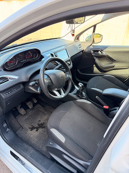 Peugeot 208 15 of 30