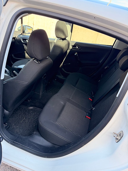 Peugeot 208 12 of 30