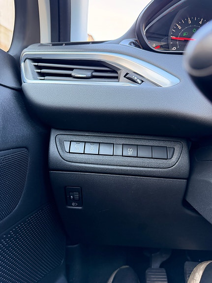 Peugeot 208 16 of 30