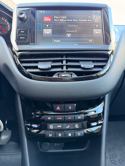 Peugeot 208 24 of 30
