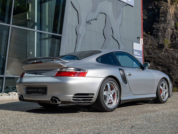 Porsche 911 Turbo 15 of 30