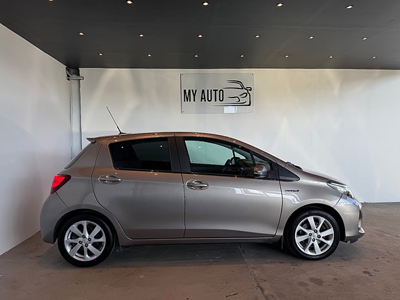 Toyota Yaris 5 of 30