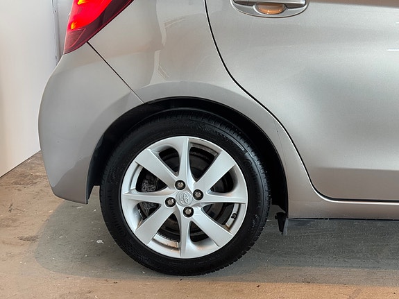 Toyota Yaris 11 of 30