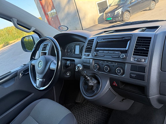 Volkswagen Caravelle 21 of 29