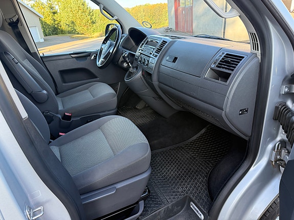 Volkswagen Caravelle 22 of 29