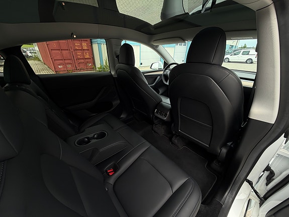 Tesla Model Y 23 of 30