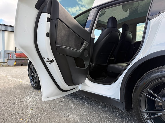 Tesla Model Y 11 of 30