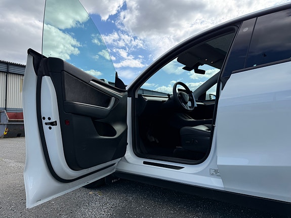 Tesla Model Y 9 of 30