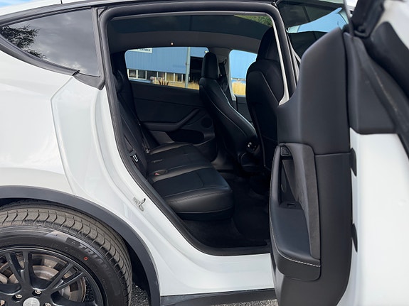 Tesla Model Y 14 of 30