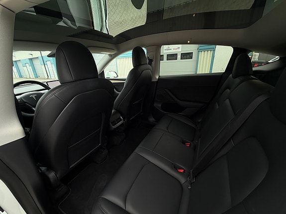 Tesla Model Y 24 of 30