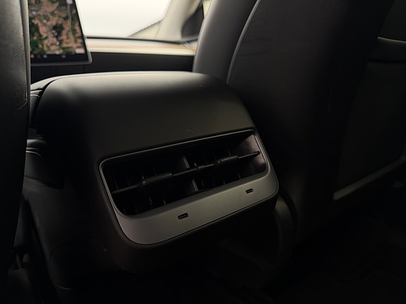 Tesla Model Y 25 of 30