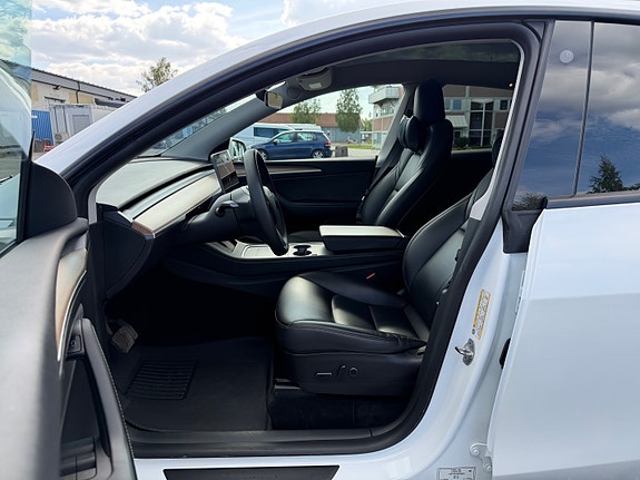 Tesla Model Y 10 of 30