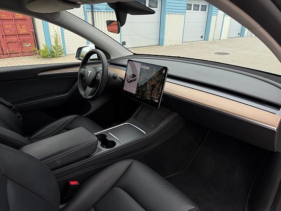 Tesla Model Y 26 of 30