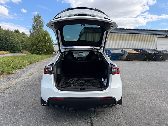 Tesla Model Y 17 of 30
