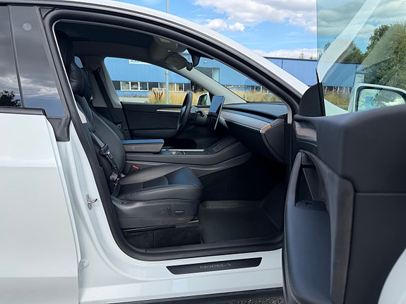 Tesla Model Y 16 of 30