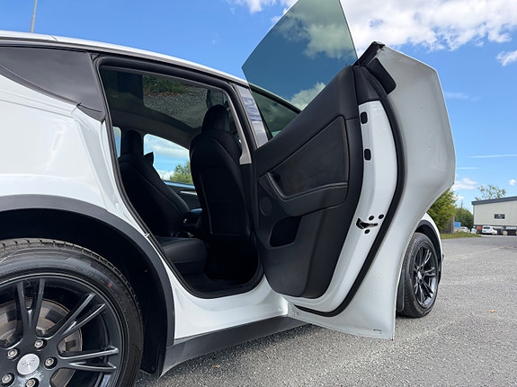 Tesla Model Y 13 of 30