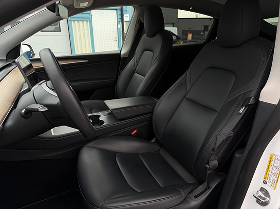 Tesla Model Y 28 of 30