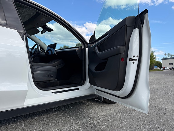 Tesla Model Y 15 of 30