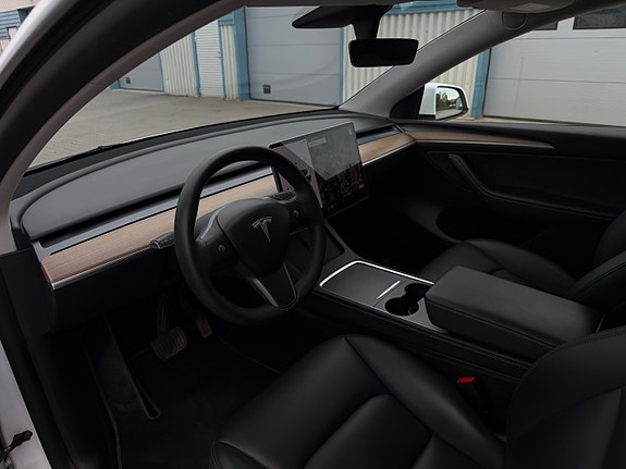 Tesla Model Y 27 of 30