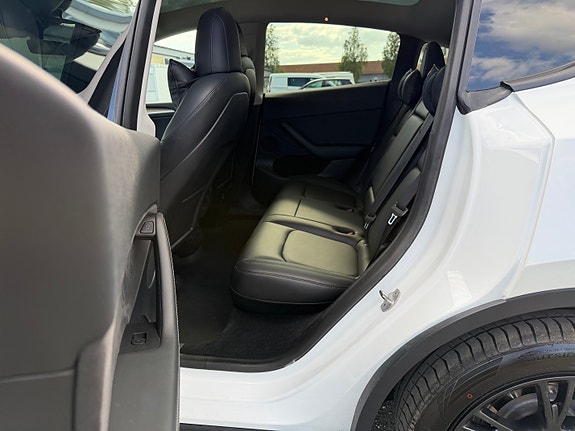 Tesla Model Y 12 of 30