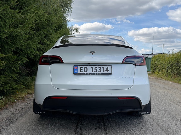 Tesla Model Y 4 of 30