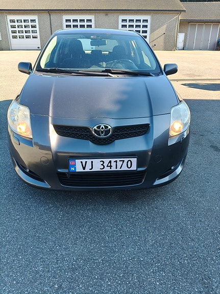 Toyota Auris 2 of 9