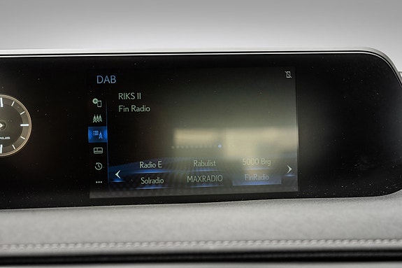 Lexus UX300e 19 of 25