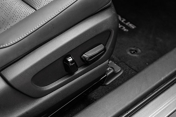 Lexus UX300e 24 of 25
