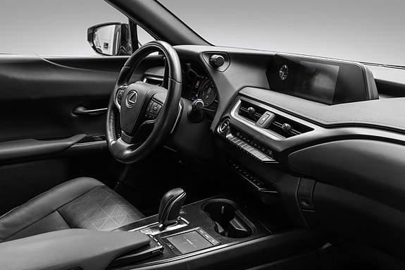 Lexus UX300e 25 of 25