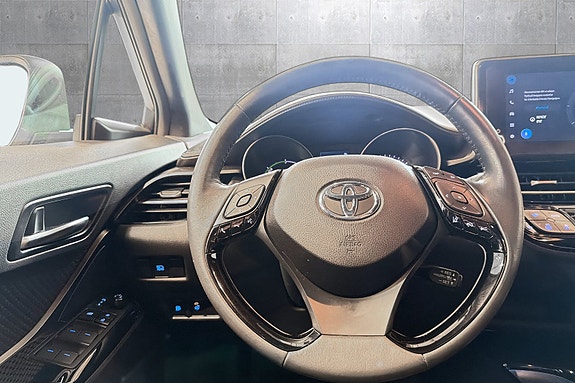 Toyota C-HR 13 of 28