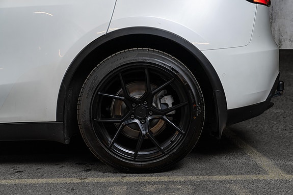Tesla Model Y 13 of 30