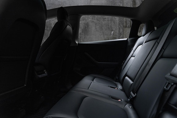 Tesla Model Y 28 of 30