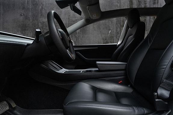 Tesla Model Y 24 of 30