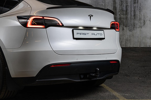 Tesla Model Y 8 of 30