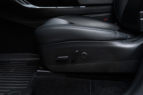 Tesla Model Y 25 of 30