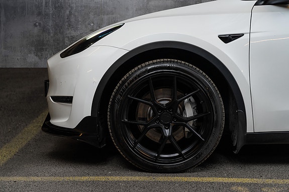 Tesla Model Y 12 of 30