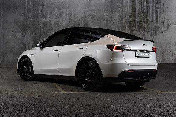Tesla Model Y 7 of 30