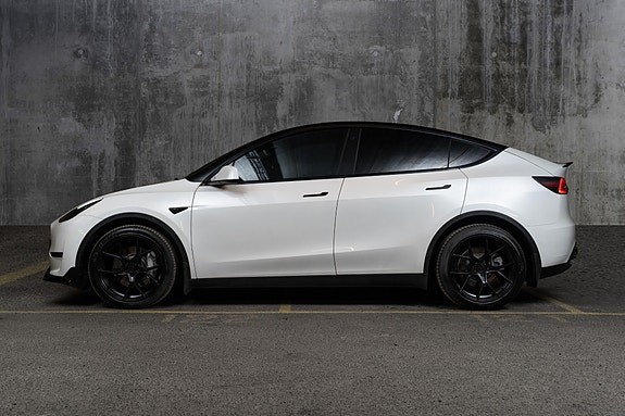 Tesla Model Y 11 of 30