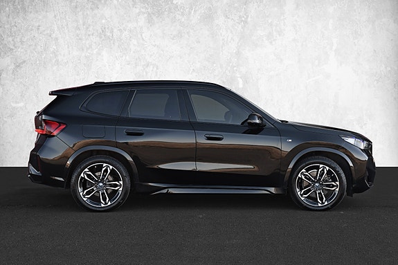 BMW iX1 9 of 30