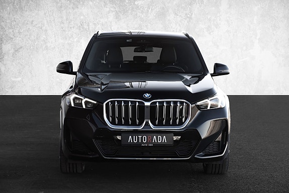 BMW iX1 3 of 30