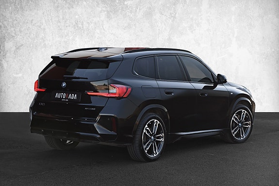 BMW iX1 5 of 30