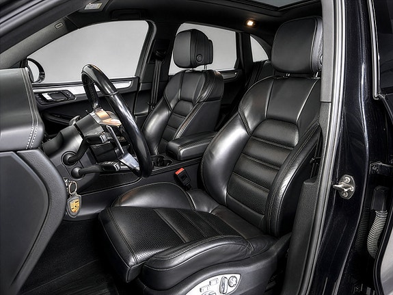 Porsche Macan Turbo 12 of 24