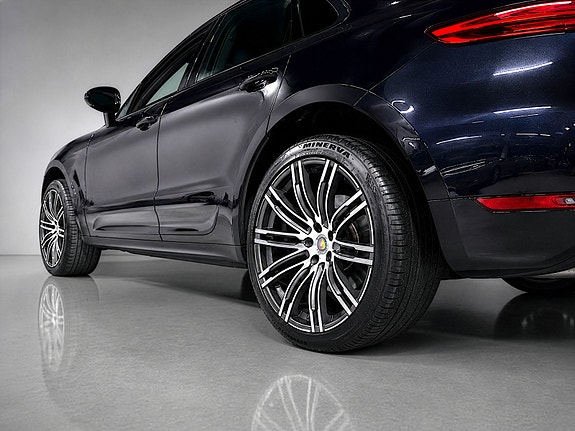Porsche Macan Turbo 4 of 24