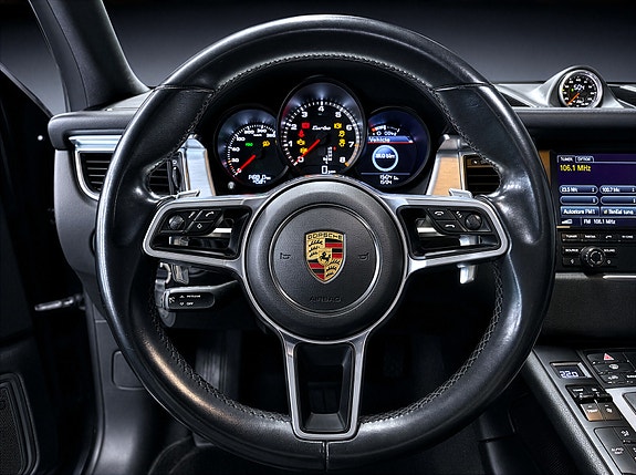 Porsche Macan Turbo 15 of 24